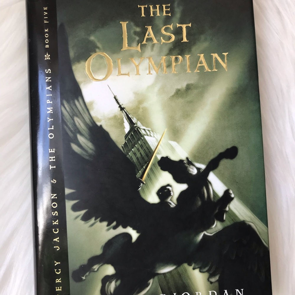 The Last Olympian -  Rick Riordan. Black and Gold Cover